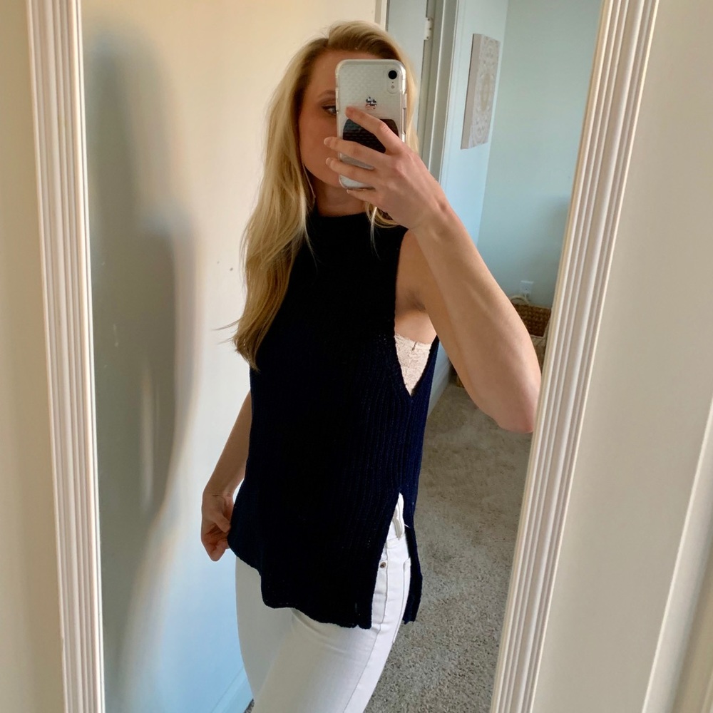 Navy blue knitted tank with side slit